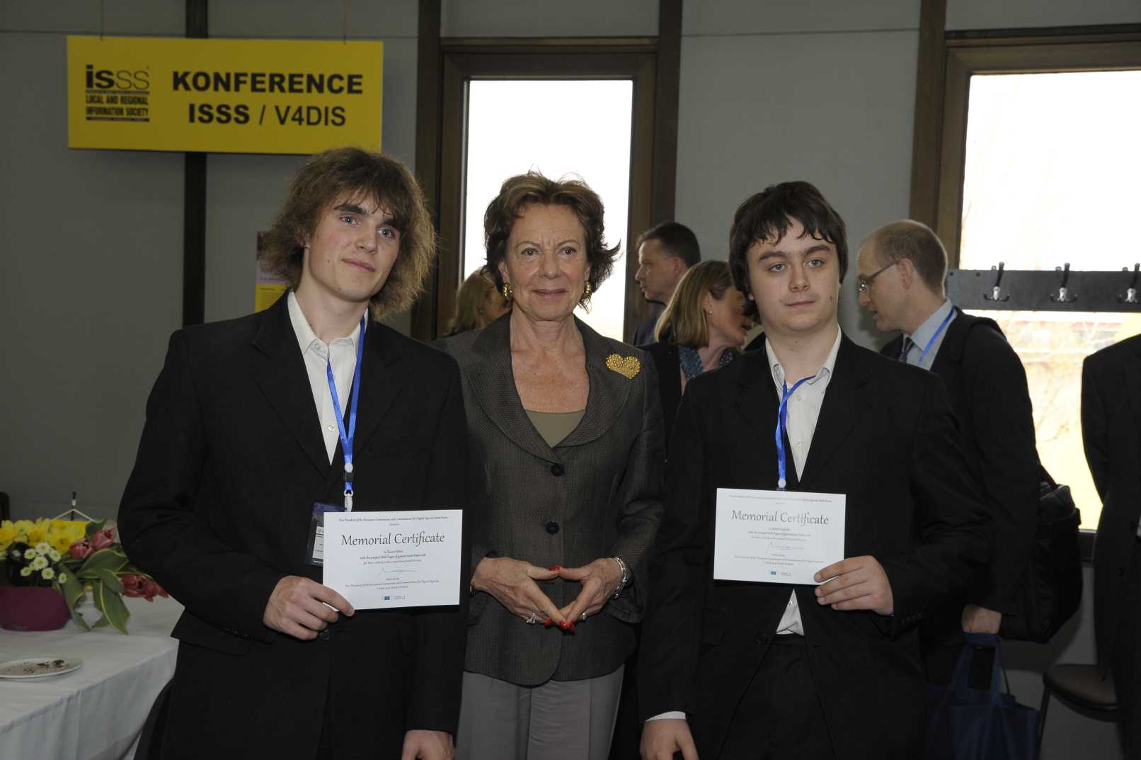 Paní Neelie Kroes, místopředsedkyně Evropské komise a komisařka pro digitální agendu spolu s Šimonem Polanem a Jakubem Englickým. (Foto Anna Voříšková)