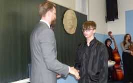 1knt7wcsy3_____bP1600747