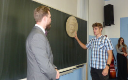 1knt7wcsy3_____bP1600747