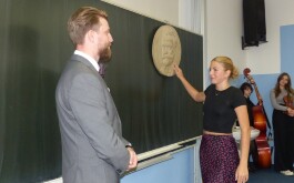 1knt7wcsy3_____bP1600747