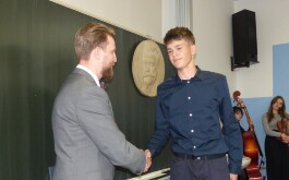 1knt7wcsy3_____bP1600747