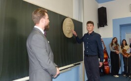 1knt7wcsy3_____bP1600747