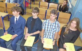 1knt7wcsy3_____bP1600747