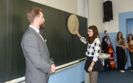 1knt7wcsy3_____bP1600747