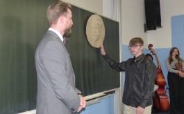 1knt7wcsy3_____bP1600747