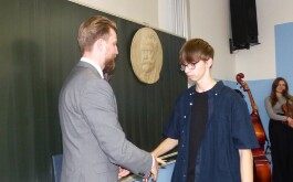 1knt7wcsy3_____bP1600747