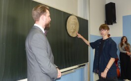 1knt7wcsy3_____bP1600747