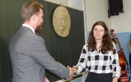 1knt7wcsy3_____bP1600747