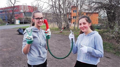 Mezi keři na nás čekalo utržené sluchátko, počítač či metly ze šlehače