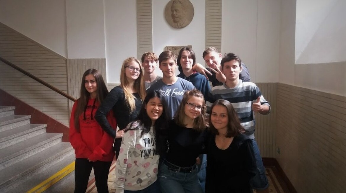 jq9uv6auud_____do8q908kpd-sa1