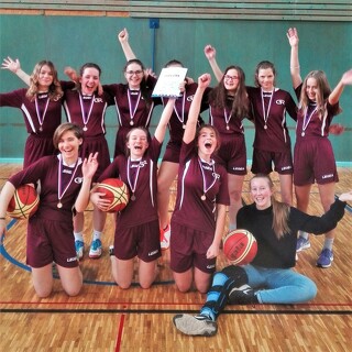 Naše florbalistky, volejbalistky i atletky umí hrát skvěle basketbal!