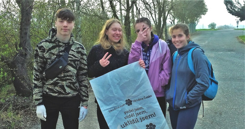 Správný uklízeč pro pneumatiku i do potoka skočí