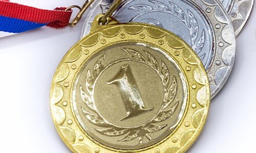 Našim studentům se blyští cenné kovy na krku