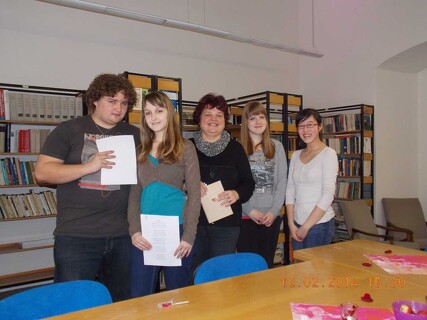 Školní knihovna patřila zamilovaným