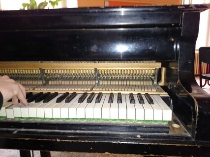 Letitý školní klavír opět v plné kráse