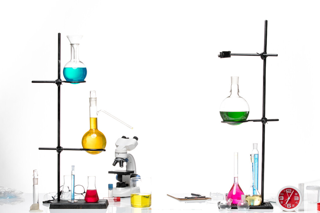 f7iug1jcrz_____front-view-table-with-solutions-microscope (3)