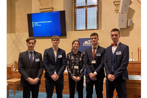 Z diskuzního kroužku až do senátu