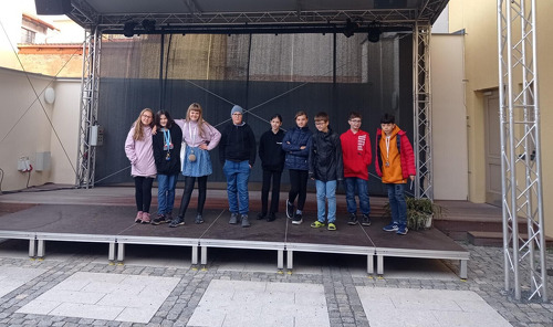 S primou a sekundou v knihovně