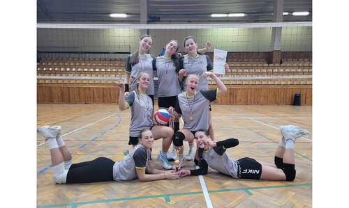 Naše volejbalistky bronzové na kraji!