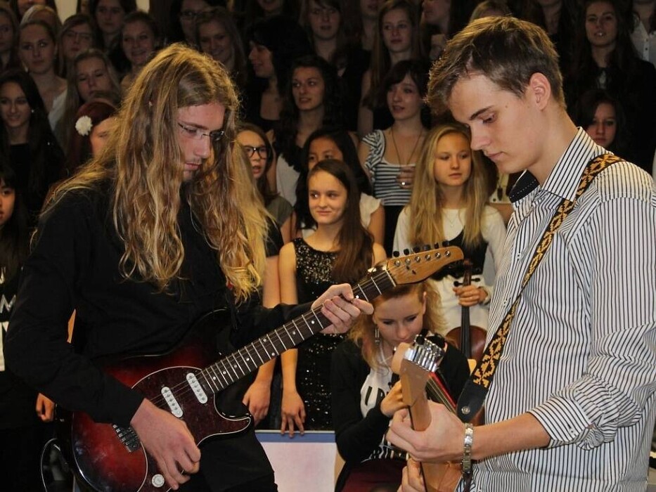 j9o0ddvu8t_____uk9yku98mx-burza