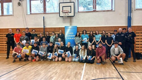 Přes bariéry s policií