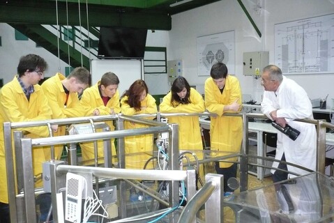 Třída O8 navštívila školní reaktor VR-1