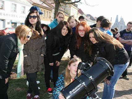 Zatmění Slunce: Ojedinělá praktika našich třeťáků přilákala kolemjdoucí