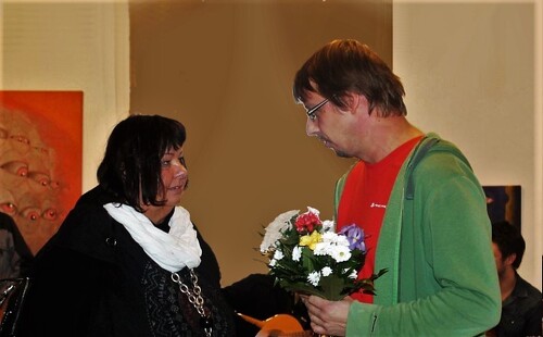 Nejprve pomaloval židle, pak vznikaly obrazy plné očí