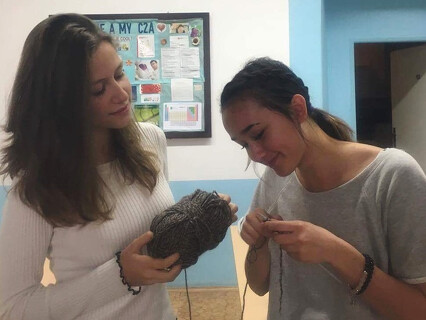 Cassie a Anička zakládají kroužek ručních prací