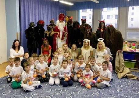 Maturanti se vrátili do mateřské školky... ;)